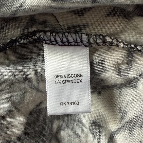 Spring Floral V-Neck - Picture 6 of 7